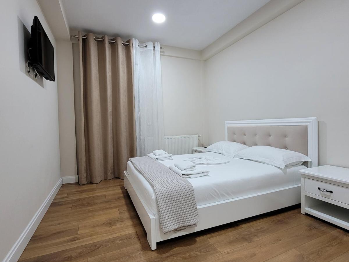 Hotel Taverna Zisi Erseke Exteriör bild